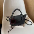 Sac à main gris foncé à rayures, anses en cuir, rabat, pompon en fourrure et breloque à franges - Noir