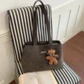 Bolso tote marrón de tacto aterciopelado, con dos asas, cierre de cremallera y charm de osito - Estilo Sin Colgante / 36cmx15cmx25cm / Gris