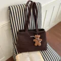 Bolso tote de pana marrón oscuro, con asas dobles para el hombro y un pequeño colgante de osito - Estilo Sin Colgante / 36cmx15cmx25cm / Café