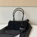Bolso negro de asas arqueadas, acabado efecto ante, cremallera dorada y pequeño estuche a juego - 34x10x15cm / Negro
