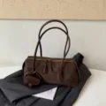 Bolso cilíndrico marrón efecto ante, con asas largas, cremallera dorada y monedero a juego - 34x10x15cm / Café