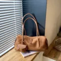 Bolso cilíndrico marrón efecto ante, asas largas, mini bolso a juego y cremallera dorada - 34x10x15cm / Marrón