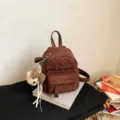 Mini zaino marrone in finta pelle scamosciata, trapuntato a rombi, con charm a forma di orsetto - senza ciondolo / Caffè
