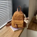 Mini zaino marrone effetto scamosciato con trapuntatura a rombi, tasca frontale e ciondolo orsetto - senza ciondolo / Marrone