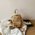 Mini zaino beige effetto suede, impunture a rombi, tasca con zip e ciondolo a orsetto morbido - senza ciondolo / Kaki