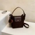 Καφέ τσάντα τύπου κουβά από σουέντ, με καπάκι δερματίνης και αποσπώμενο χνουδωτό πομ πομ - Με Κρεμαστό / Καφέ