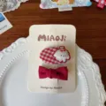 Dos pinzas rojas de tela en una tarjeta, con cuadros, un osito bordado y un lazo decorativo. - Estilo de Nudo Coreano / Combinación (Clip BB + Clip de Pato)
