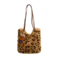 Plush leopard-print bucket shoulder bag with long brown faux-leather handles and teddy bear charm - With Pendant / Spotted Brown