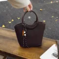 Sac tressé brun foncé pour femme, avec anse ronde, perles en bois décoratives et bandoulière - Marron