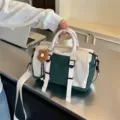 Color-block nylon tote bag in ivory and dark green, with white straps and a flower charm - With Pendant / Dark Green
