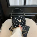Sac mini noir à pois bleus, fermoir papillon, poignée et bandoulière chaîne dorée - Noir