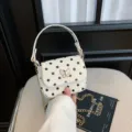 Petit sac blanc à bandoulière, à pois noirs, avec fermoir papillon doré et chaîne dorée - Blanc