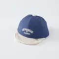 Winter-Baseballcap für Kleinkinder in Navy und cremefarbenem Teddyfell, mit Schirm und Bommel - Baby 1-3 Jahre Alt 48CM Verstellbar / Blaue Buchstaben