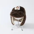 Bonnet en peluche marron à imprimé léopard, avec détail lapin blanc et oreillettes doublées - 50-54cm / Dessin Animé Lion de l'Éveil Café