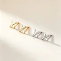Quatre puces fleuries dorées et argentées, aux pétales lisses et petites pierres claires. - Argent 990 / Or blanc