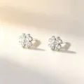 Paire de puces en forme de trèfle, ornées de pierres claires scintillantes sur un fond ivoire doux - Argent 990 / Or blanc
