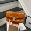 Piccola borsa a tracolla marrone trapuntata a rombi, con catena dorata, chiusura e ciondolo - Caffè