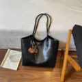 Grand cabas noir en similicuir avec anses d’épaule et breloque ourson marron décorative - Avec Pendentif / Noir