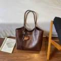 Grand cabas en similicuir brun foncé, avec de longues anses et un pendentif ourson - Avec Pendentif / Café