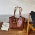 Grand cabas marron en similicuir, à deux anses, avec breloque ourson et cordon noir et blanc - Avec Pendentif / Marron