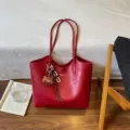 Cabas rouge en similicuir à longues anses, avec un ours en peluche et une chaîne décorative - Avec Pendentif / Rouge