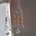 Detalle de colgantes plateados de luna, estrella y sol, con cuentas ámbar y cristal facetado - Estilo Luna Estrella Citrino Piedra Roja / Plateado