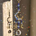 Catturasole in lapislazzuli blu con luna e stelle dorate, perline e cristallo sfaccettato - Stile Lapis Lazzuli Oro / Oro