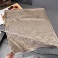 Flach ausgelegter beiger Jacquardstoff mit Himmelskörpermotiven und feinen Fransen am Rand - 185x65cm / Camel