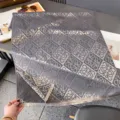 Schal mit geometrischem Jacquardmuster in Graubraun, flach ausgelegt und mit Fransen - 185x65cm / Grau