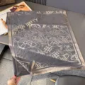 Flach ausgelegter grauer Schal mit goldenen Sternenmotiven und weichem Fransenrand - 185x65cm / Grau