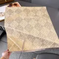 Flach ausgelegter Jacquard-Schal in Beige und Taupe mit geometrischem Muster und Fransenkante - 185x65cm / Khaki