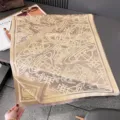 Flach ausgelegtes Tuch in Beige und Taupe mit umlaufendem Planetenmotiv und Fransenrand - 185x65cm / Khaki