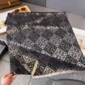 Schwarz-beiger Jacquard-Schal mit wiederholtem Rauten- und Buchstabenmuster sowie Fransen - 185x65cm / Schwarz