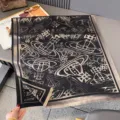 Langer schwarz-goldener Schal und Umhang mit Planetendruck, goldfarbener Borte und Fransen - 185x65cm / Schwarz