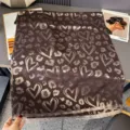Sciarpa marrone distesa, con cuori chiari, stampa leopardata e bordi rifiniti con frange - 185x65cm / Caffè