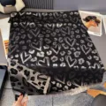 Sciarpa nera con cuori grigi e motivo leopardato, rifinita con frange decorative sui bordi - 185x65cm / Nero