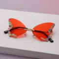 Détail des lunettes papillon rouge orangé, perles colorées aux bords, pont doré et branches noires - Rouge Orangé