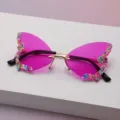 Détail de lunettes papillon sans monture, verres magenta dégradés et bords ornés de perles colorées - Magenta Foncé