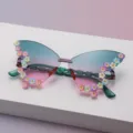 Detail der Schmetterlingsbrille mit blau-rosa Verlaufsgläsern und bunten Blumenakzenten - Schmetterlingsrahmen (Erwachsene Schmetterling) / Grün bis Rosa Verlauf
