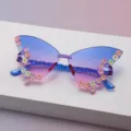 Detailansicht der blau-pink verlaufenden Schmetterlingsgläser mit bunten Blumenverzierungen am Rand - Schmetterlingsrahmen (Erwachsene Schmetterling) / Blau-Rosa-Verlauf
