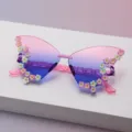 Nahaufnahme bunter 3D-Blüten am Rand rosé-blau verlaufender, randloser Schmetterlingsgläser - Schmetterlingsrahmen (Erwachsene Schmetterling) / Rosa-Blau-Verlauf