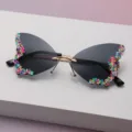 Lunettes papillon, verres dégradés foncés, pont doré et perles colorées sur les bords. - Noir