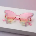 Rosa Schmetterlingssonnenbrille mit Verlaufsgläsern und bunten Blumenakzenten auf weißer Fläche - Schmetterlingsrahmen (Erwachsene Schmetterling) / Rosa-Gelb-Verlauf