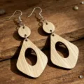 Paire de boucles d’oreilles en bois clair, avec liens ronds, pendentifs ajourés et crochets argentés - Couleur bois naturel