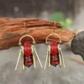 Paire de boucles d’oreilles pendantes rayées rouge et noir, cadre doré, suspendues à une branche - Style Insecte Pendant / Rouge