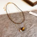 Collana a doppio filo con perline marroni occhio di tigre, catena dorata, sfera e ciondolo chiaro - Stile Doppio Strato / Pezzi Per Confezione / Marrone Dorato