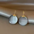 Orecchini pendenti rotondi in madreperla grigia cangiante, con ganci metallici color oro - Orecchini Tondi in Conchiglia Nera