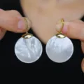 Orecchini pendenti rotondi in madreperla bianca, con ganci dorati e riflessi cangianti naturali - Orecchini Tondi in Madreperla Bianca
