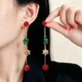 Ornamenti rossi, verdi e dorati su catene sottili, indossati e tenuti accanto all’orecchio - Stile Fiocco Triplo Tricolore (5125)