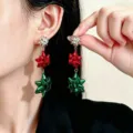 Primo piano di fiocchi metallici lucidi, argentati, rossi e verdi, indossati all’orecchio - Stile Fiocco Triplo Argento Verde Rosso (DZ-894)
